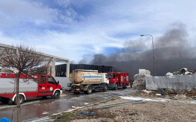 Dje u bë “shkrumb e hi” Fabrika e Plastikës në Drenas, MINT reagon sot: Shkaqet që kanë shkaktuar zjarrin ende janë të paqarta