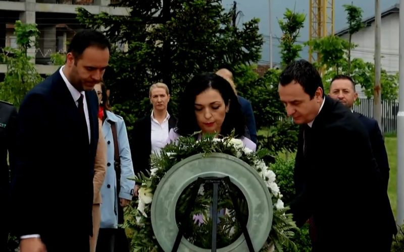 Osmani, Konjufca e Kurti sot bëjnë homazhe në Prekaz