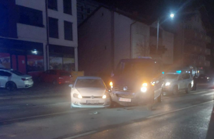 Furgoni i Policisë aksidentohet me një veturë në Vushtrri, shkaktohen kolona