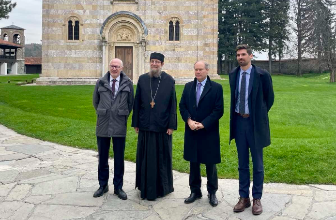 Emisari francez për Ballkan dhe ambasadori Guerot vizitojnë Manastirin e Deçanit