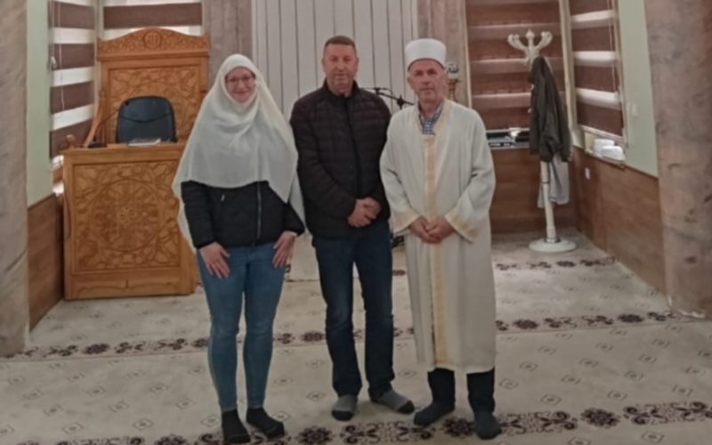 Shtetasja gjermane deklaron shehadetin, konvertohet në Islam në Xhaminë e Qendrës në Rahovec