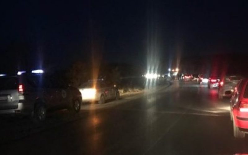 Aksident mes një kamioni dhe veture në rrugën Pejë-Prishtinë, lëndohen tre persona
