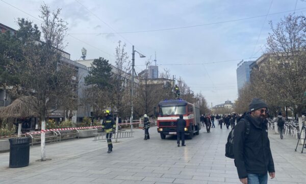 Bllokohet një pjesë e sheshit, kulmi i një ndërtese rrezikon të bie nga erërat e forta