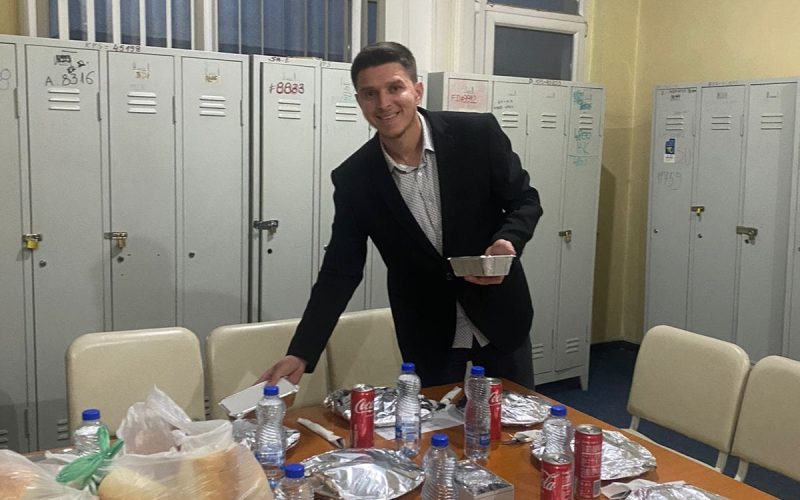 Humanisti Burim Zejnullahu shtron iftar për policët e Podujevës