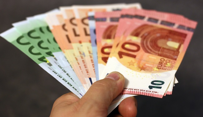 Mërgimtarët vetëm gjatë muajit shkurt dërguan 87.9 milionë euro në Kosovë