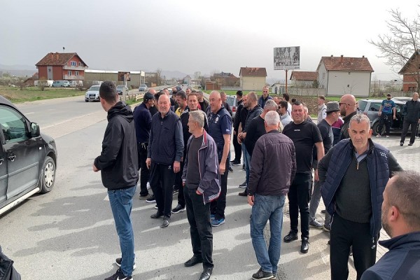 Banorët e Gllamnikut bllokojnë një pjesë të magjistrales Podujevë-Prishtinë