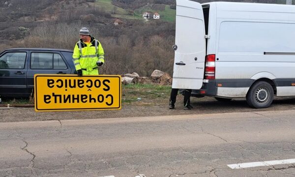 Hiqen tabelat që tregojnë vendbanimet në çirilicë në Veri, zëvendësohen me ato shqip-serbisht