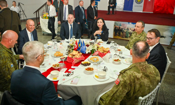 Osmani shtron iftar për ushtarët e KFOR-it turk në Kosovë