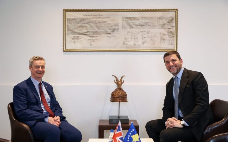 Krasniqi pret në takim ambasadorin britanik, e falënderon për mbështetjen ndaj Kosovës