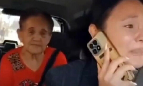 Nëna e kupton në taksi se djali e nisi për në shtëpinë e pleqve