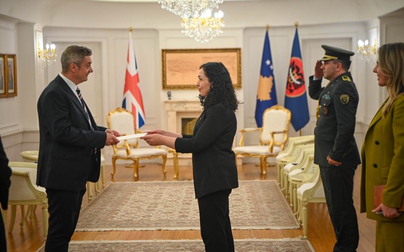 Osmani pranon letrat kredenciale të ambasadorit të ri britanik, flasin edhe për dialogun me Serbinë