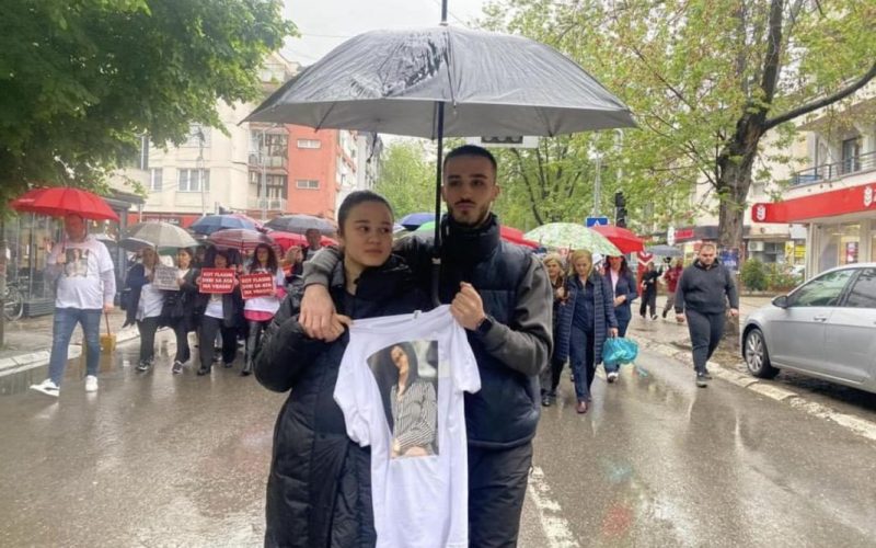E dhimbshme: Vajza e Gjyljeta Ukellës me bluzën me foton e nënës së saj gjatë marshimit sot në Pejë