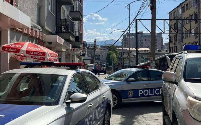 Pas trajtimit në spital, lirohet në shtëpi vëllai 15-vjeçar i gruas që u vra dje në Ferizaj