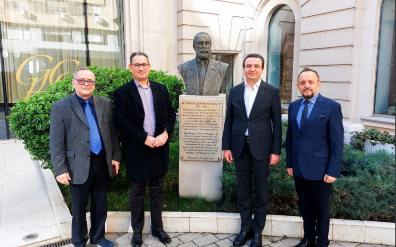 Kurti takoi përfaqësues të mërgatës shqiptare në Rumani, vizitoi bustin e Ismail Qemalit e Naim Frashërit