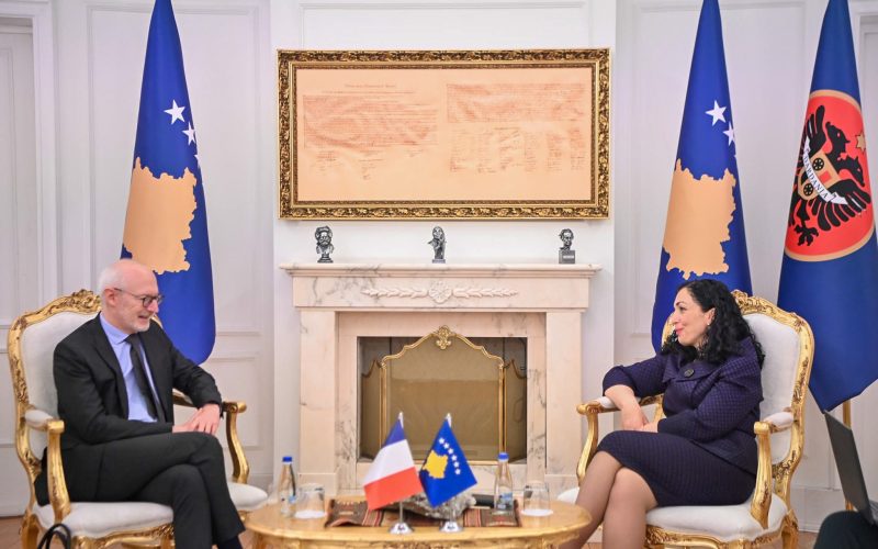 Osmani e informon ambasadorin francez për arrestimin e policëve të Kosovës nga Serbia