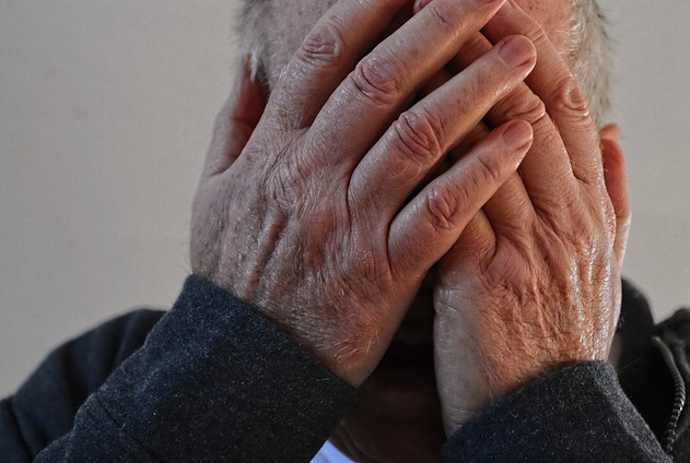 77-vjeçari denoncohet për dhunë nga gruaja me të cilën bashkëjetoi, ajo refuzon të kthehet me të