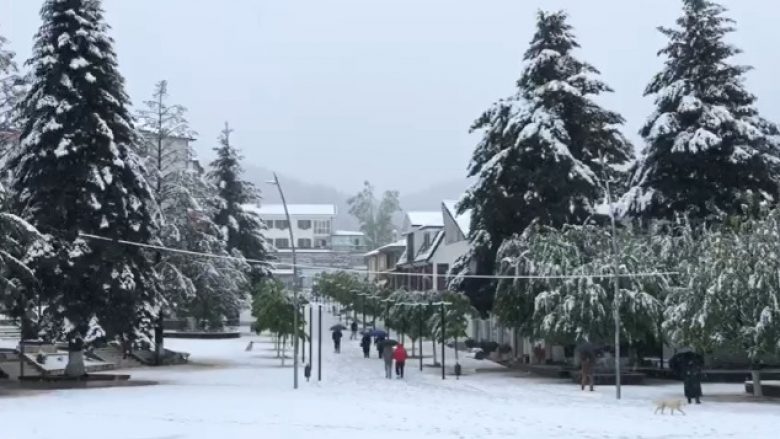 ‘Rikthehet’ dimri në Shqipëri, në disa zona trashësia e dëborës shkon në 30 cm