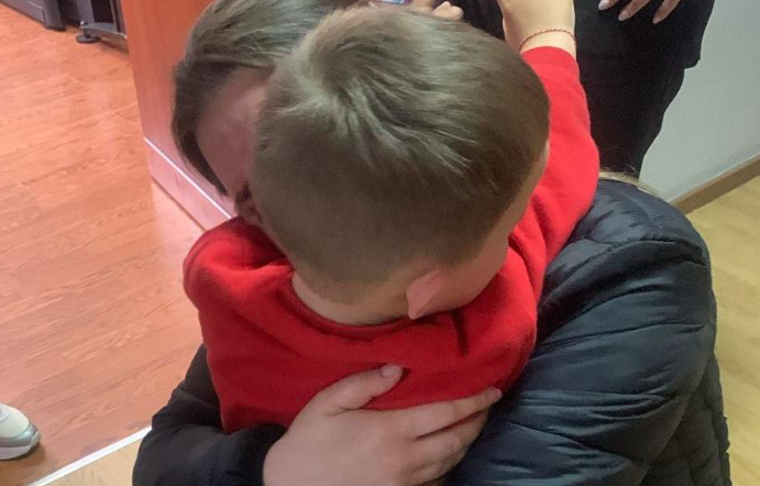 Emocionuese – Pas rrëmbimit nga e gjyshja, 3-vjeçari bashkohet më nënën e tij