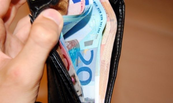 E gjeti kuletën me më shumë se 300 euro në të, qytetari në Ferizaj e dorëzon në Polici