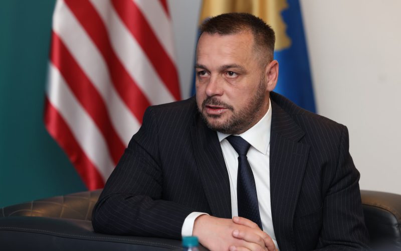 Ministri i Mbrojtjes ngre shqetësime mbi tensionet Kosovë-Serbi