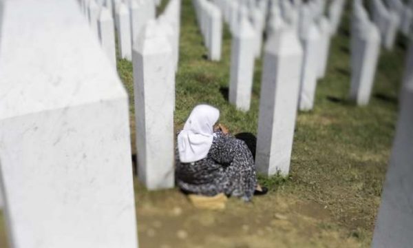 Nënat e Srebrenicës: Kërcënimin e Vuçiqit merrni seriozisht, vendosni trupat e NATO-s në kufi