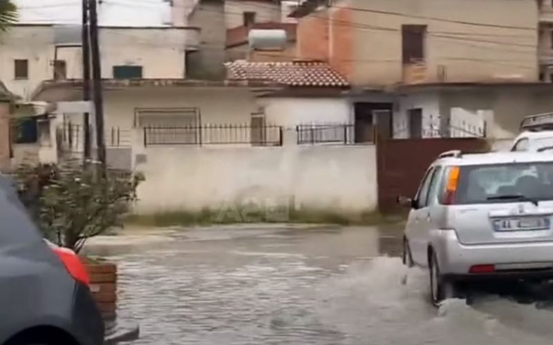 Përmbytje në Vlorë nga reshjet e shiut, kaos në trafik