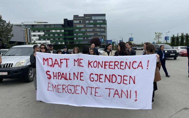 “Shpalleni gjendjen emergjente tani” – protestohet pas vrasjeve të grave