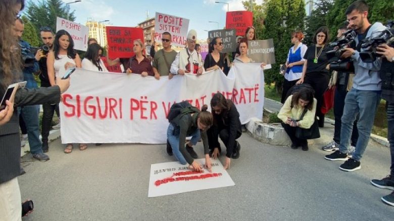 Mbahet protestë në Prishtinë për vrasjen e Erona Coklit