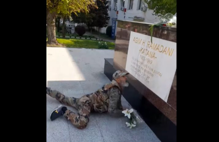 Nderim i veçantë i ish-ushtarit të UÇK-së për Agim Ramadanin, zvarritet për t`i vendosur lule tek shtatorja
