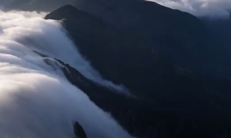 Pamje të rralla / “Ujëvarë” resh mbi një mal, fenomeni natyror që i mahniti të gjithë