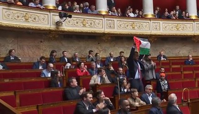 Deputeti francez valëvit flamurin palestinez në Parlament, ndërpritet seanca