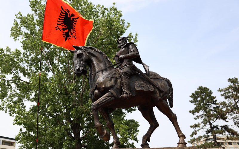 Përurohet shtatorja e Skënderbeut në Gjakovë