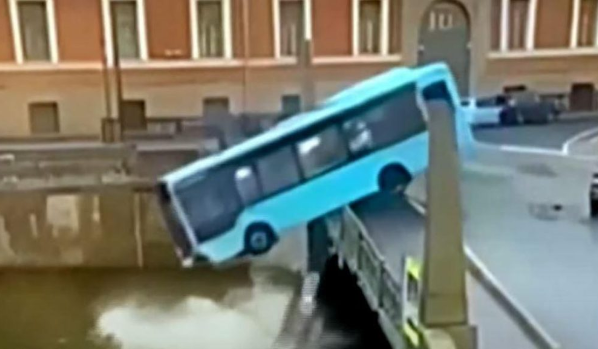 Pamje: Autobusi godet një veturë dhe bie në lumë, shtatë të vdekur në Shën Petersburg