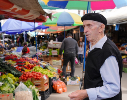 Pensionisti 80 vjeçar: Dal në treg e kthehem me duar në xhepa, a i kontrollon kush çmimet?