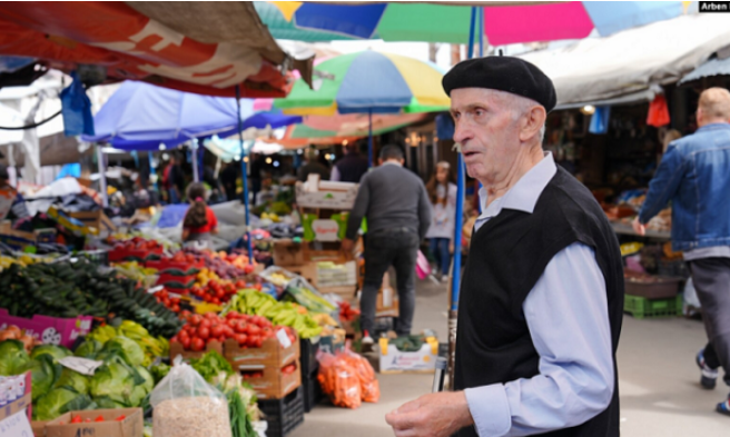 Pensionisti 80 vjeçar: Dal në treg e kthehem me duar në xhepa, a i kontrollon kush çmimet?