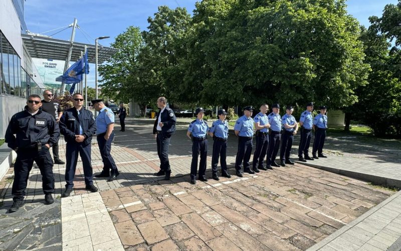 Punëtorët e “Kosova Thëngjillit” protestojnë para Qeverisë, kanë një kërkesë