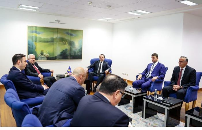 Abdixhiku e Haradinaj e refuzuan, Krasniqi lideri i vetëm nga opozita që pranon ftesën e Kurtit për takim