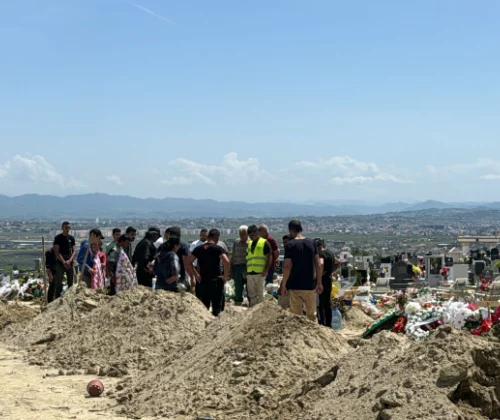 Varroset në Durrës Alma Arrazi larg tre fëmijëve të saj, ceremonia u krye në heshtje