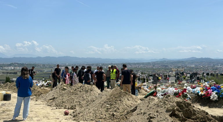 Varroset në Durrës Alma Arrazi larg tre fëmijëve të saj, ceremonia u krye në heshtje