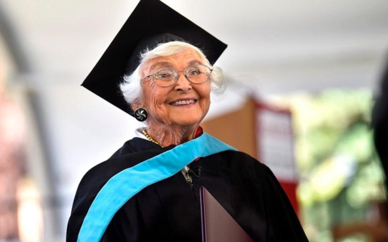 105 vjeçarja merr diplomën master në Stanford: E kam pritur gjatë për këtë