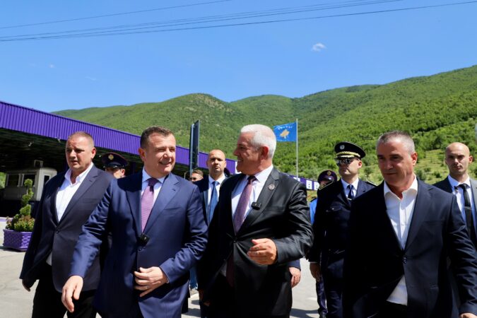 “Bien” kufijtë mes Shqipërisë e Kosovës, nis zbatimi i kalimit të lehtësuar të kufirit, Balla dhe Sveçla ndjekin procesin