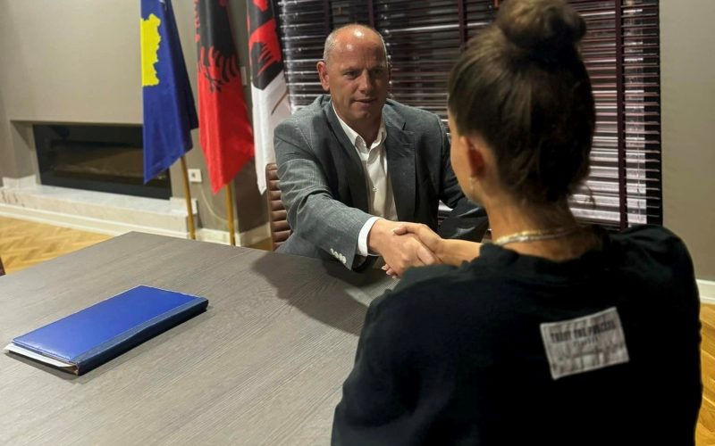 Lladrovci fton qytetarët të ndihmojnë vajzën 24-vjeçare të gjejë prindërit e saj biologjikë