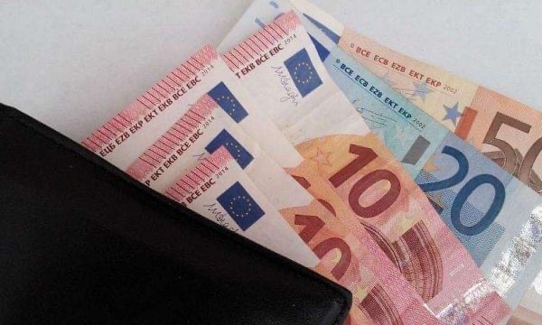 Punëtori me pagë 250 euro: Ato para nuk mjaftojnë, marr borxh, kthej borxh